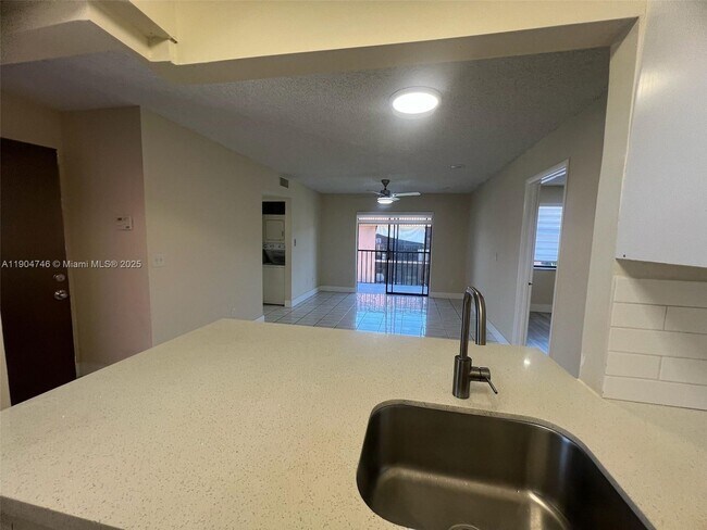 Foto del edificio - 6560 W 27th Ct