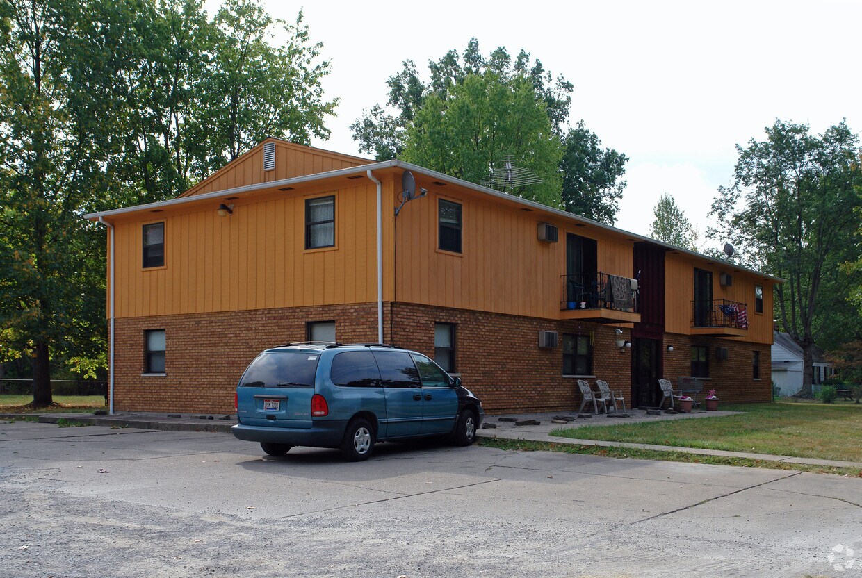 Primary Photo - 140 Rich St