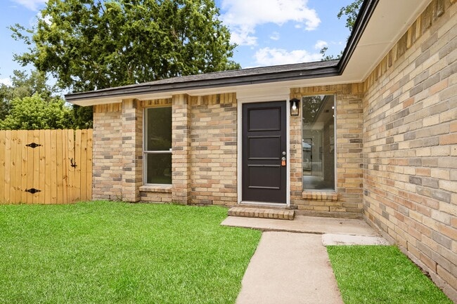 Building Photo - 7310 Londres Dr