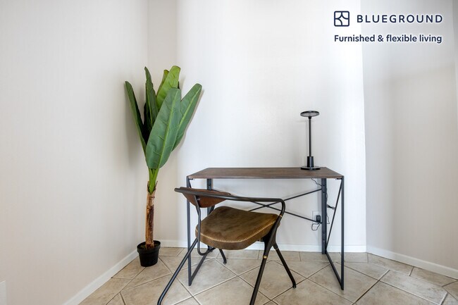 Foto del edificio - 467 S Arnaz Dr