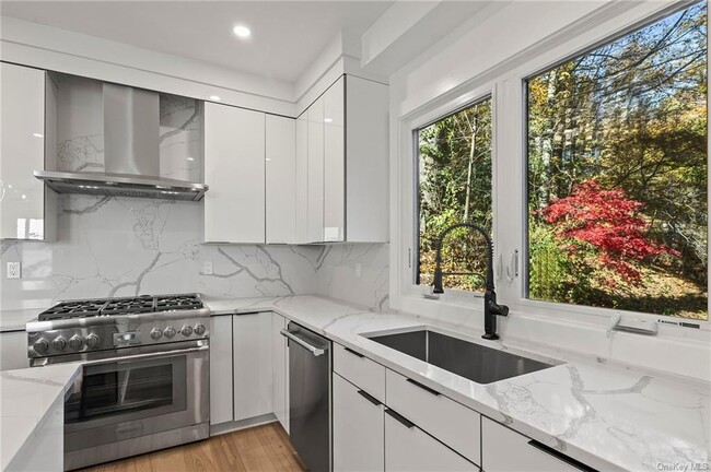 Building Photo - 305 Hudson Terrace