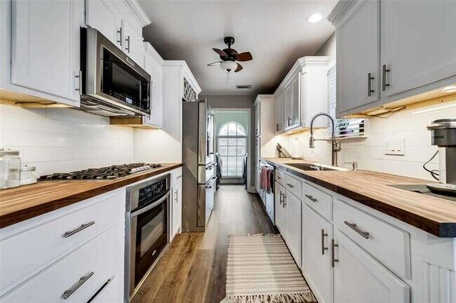 Foto del edificio - 2220 Roundrock Dr