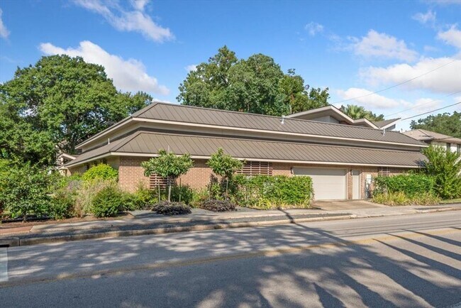 Foto del edificio - 2402 Addison Rd