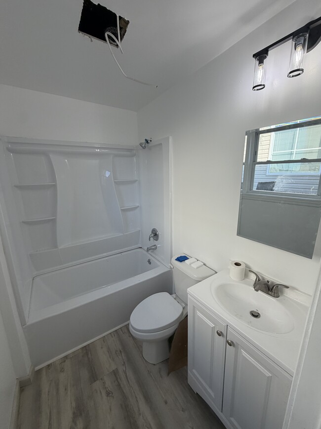 Building Photo - 1658 W Riverside Dr