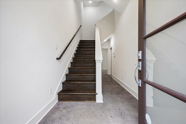 Building Photo - 1619 Alamo St