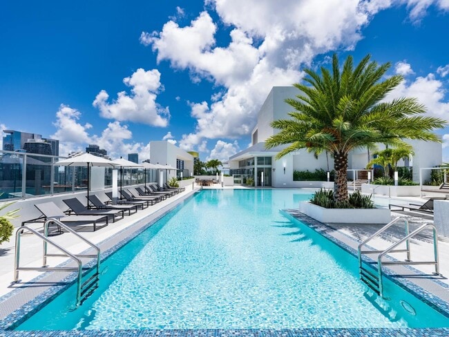 Sumérjase en la vida estilo resort en la piscina en la azotea de Modera Riverside, rodeada de impresionantes vistas de Miami. - Modera Riverside