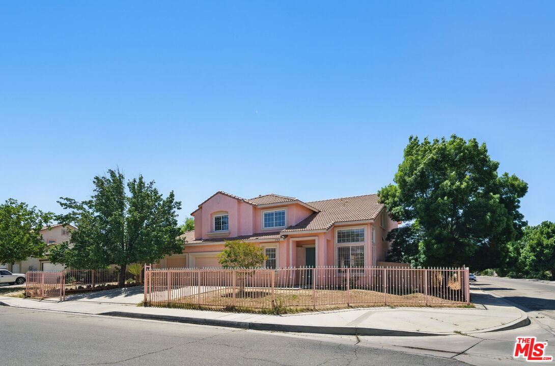 Foto principal - 3702 Las Palmas Ave