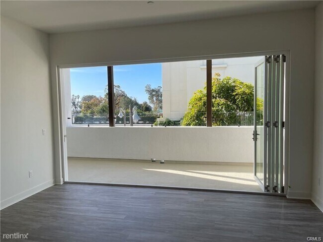 Building Photo - 2 br, 1.5 bath Townhome - 3211 Doheny Way
