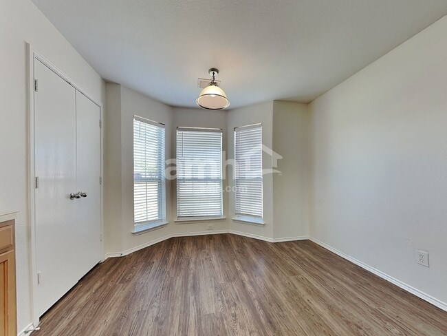 Building Photo - 115 Windsor