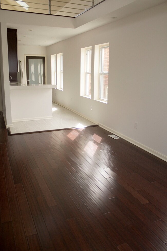 Building Photo - 1245 W 69th St