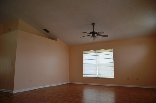 Photo - Cute 3/2 House with Laminate Flooring and 1-Car Garage (SE Orlando)