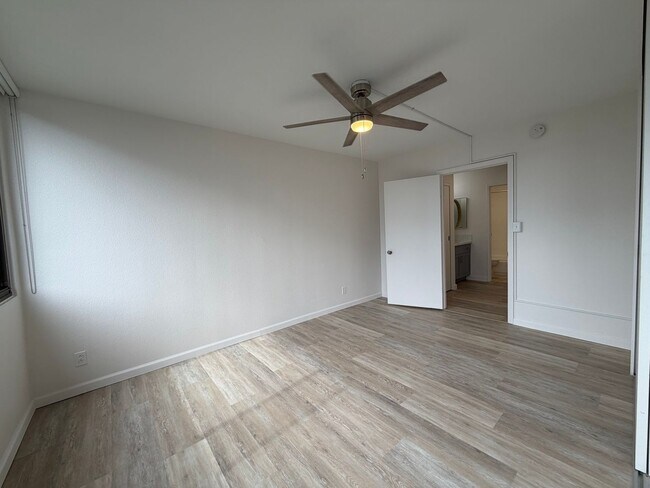 Foto del edificio - $2300 NEWLY RENOVATED 1BR/1BA/1PKG Kukui Plaza, Ewa Tower 25th floor
