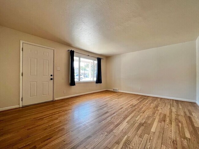 Foto del edificio - Spacious 3 Bed 2 Bath House in Central For...
