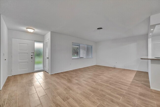Building Photo - Beautiful 3-Bed / 2 Bath Pool Home in Sara...