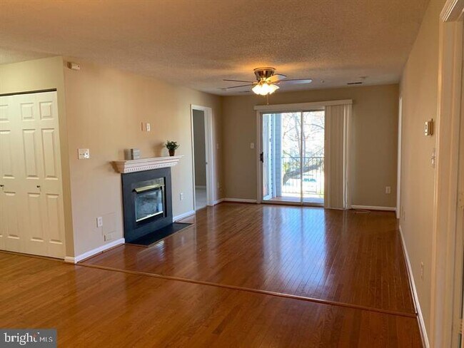Building Photo - 10010 Vanderbilt Cir