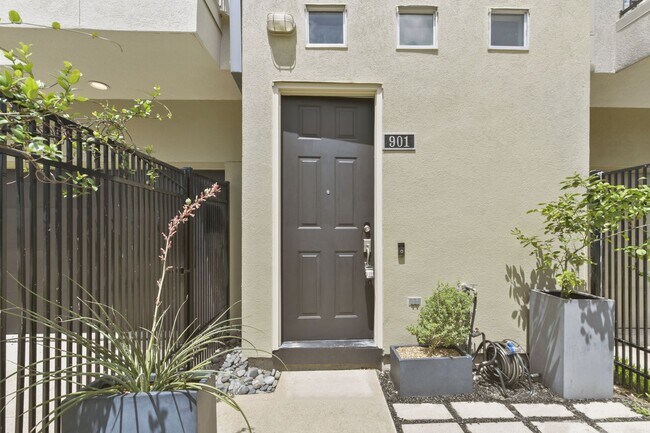 Foto del edificio - Ideal Location | Memorial Park Living & Ci...