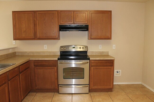 Building Photo - Spacious 3 bed/ 2.5 bath Rental Available ...