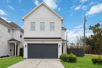 Building Photo - 2215 Mansfield St