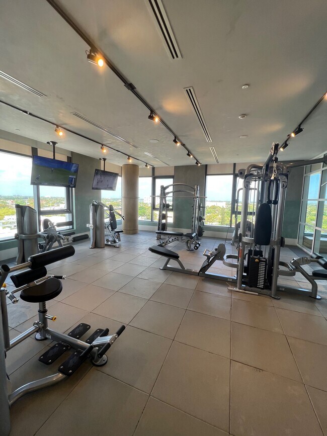 GIMNASIA - 251 NW 29th St