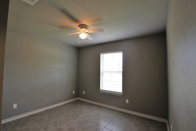 Building Photo - Tour Today! 2 Bed 2 Bath Duplex! WHISD!