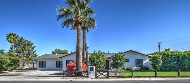Building Photo - Scottsdale Luxury Meets Lifestyle
