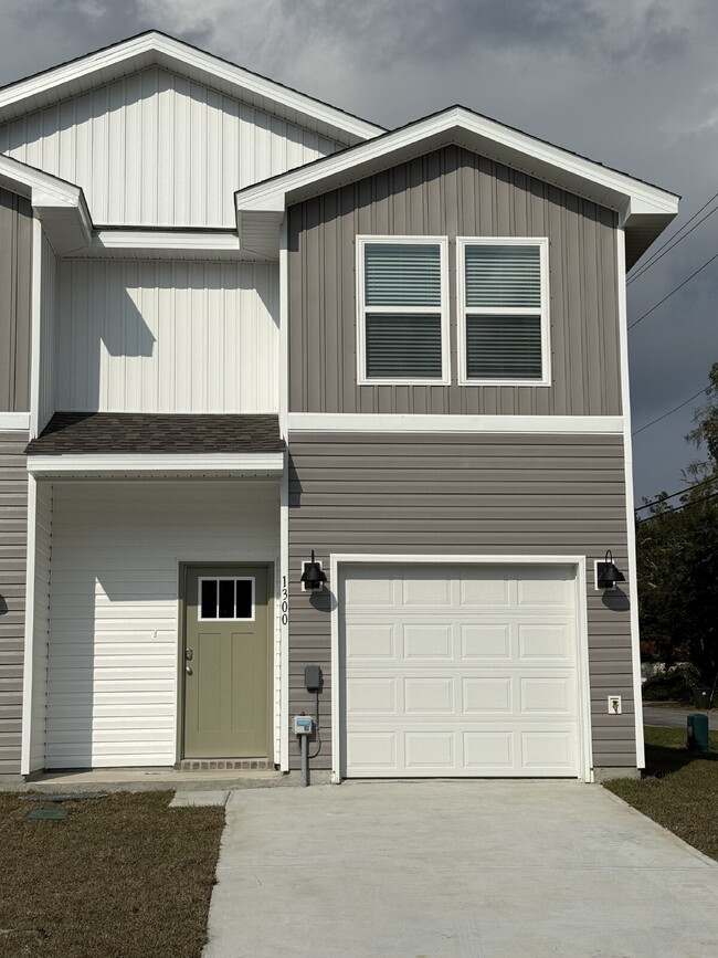 Building Photo - 1300 Leeway Dr