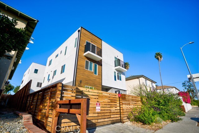 Foto del edificio - 11639 Burbank Blvd