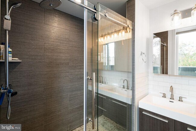 Foto del edificio - 1757 Waterloo St