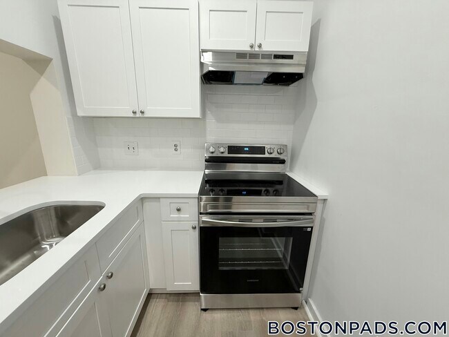Building Photo - 452 Park Dr