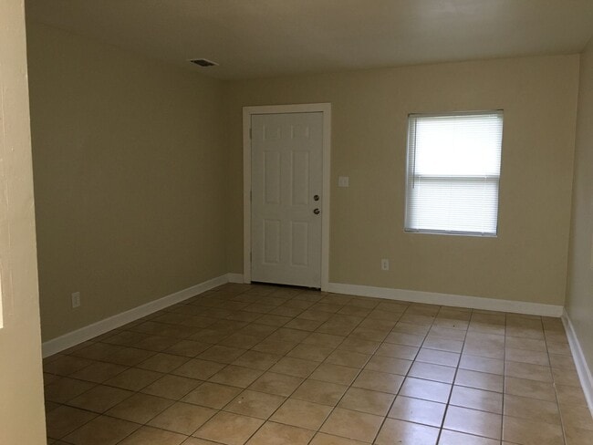 Building Photo - Charming home with a New Kitchen, tile flo...