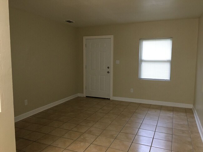 Foto del edificio - Charming home with a New Kitchen, tile flo...
