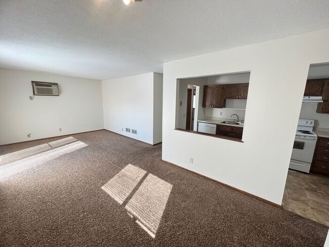 Building Photo - Upper Unit in 4Plex for Available Septembe...
