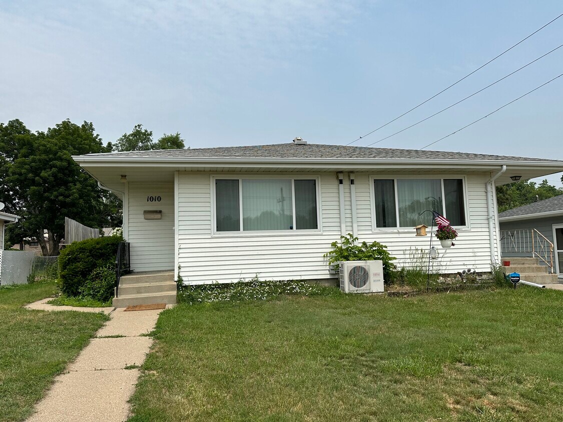 1010 Summit Blvd, Bismarck, ND 58504 Townhouse for Rent in Bismarck