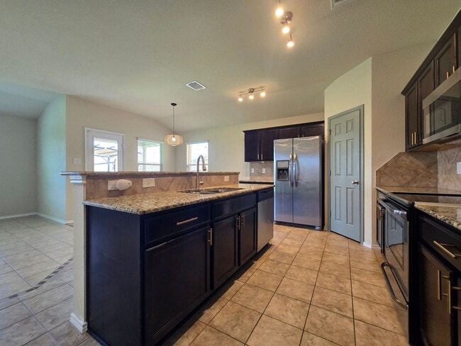 Foto del edificio - NEW IN MANAGEMENT - AVAILABLE NOW!