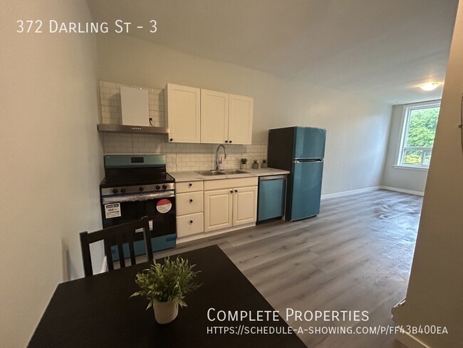 Photo du bâtiment - Bright and Sunny 1 Bedroom Unit with Brand...