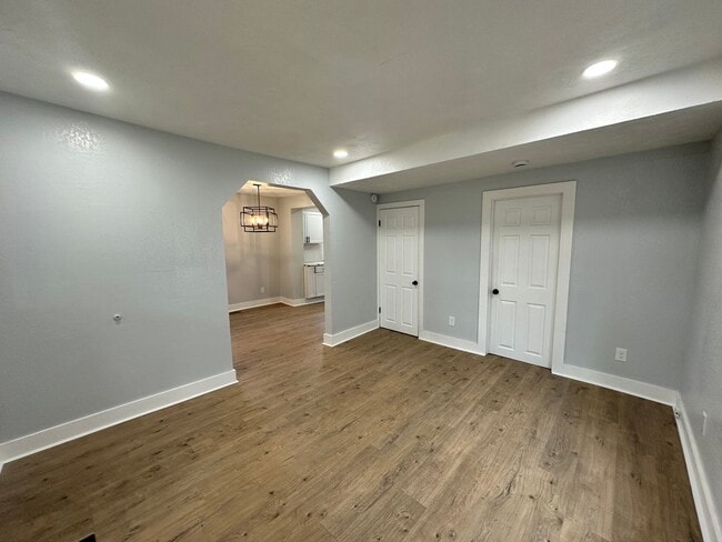 Building Photo - 215 E North - 4 Bedroom/1 Bathroom Home Do...
