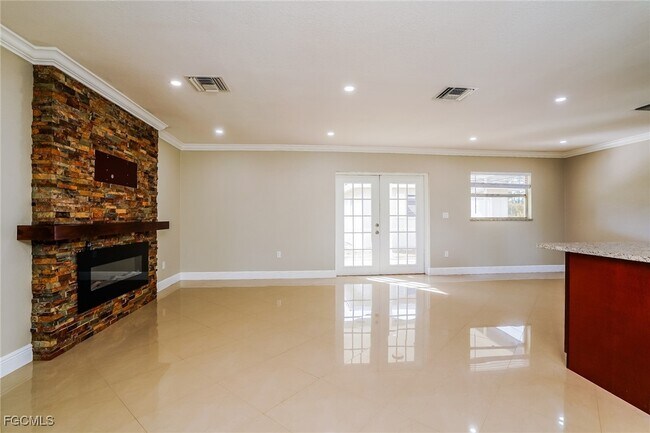 Building Photo - 300 East 10th Street