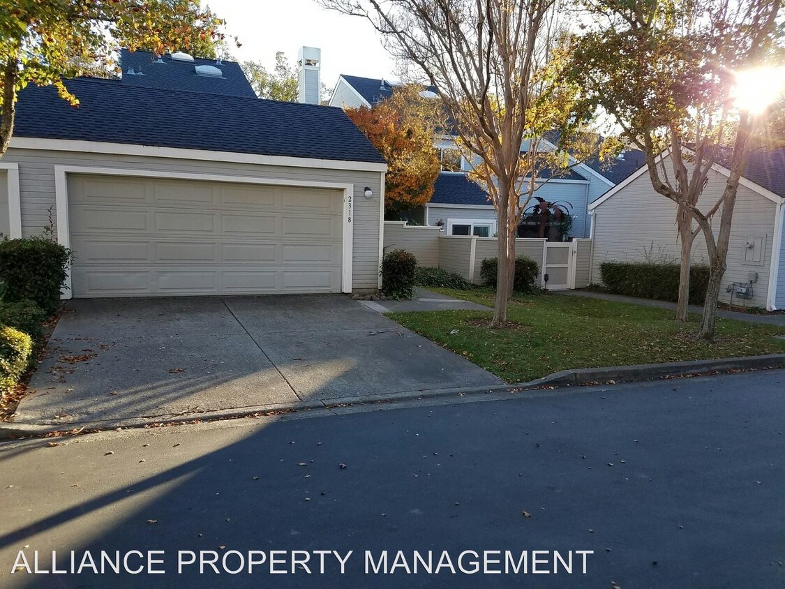 Foto principal - 2318 Lakeview Dr