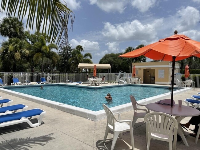 Foto del edificio - 491 Racquet Club Rd