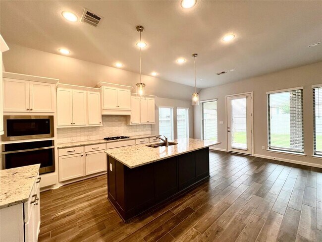 Foto del edificio - 5103 Walnut Grv Ln