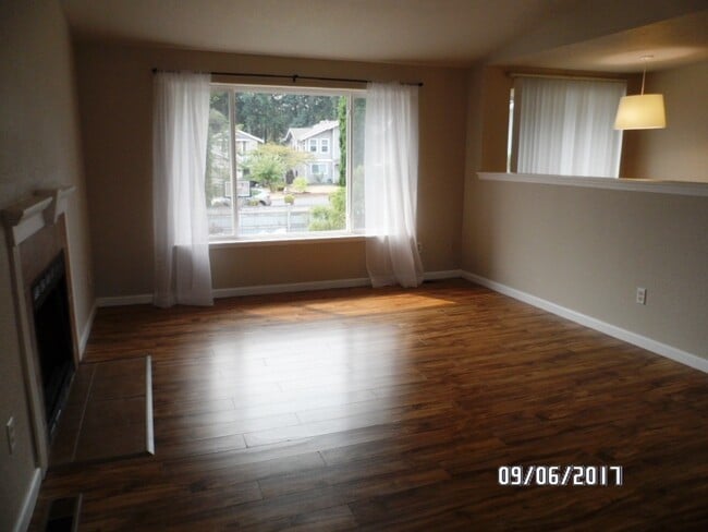 Foto del edificio - UNIVERSITY PLACE 4 bdrm, 2 bath, $2995 rent