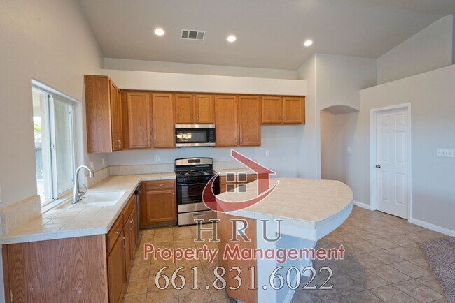 Foto del edificio - SW-Bakersfield  features 4 bed 2 bath with solar panels