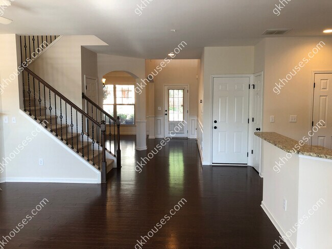 Building Photo - 910 Sterling Ln