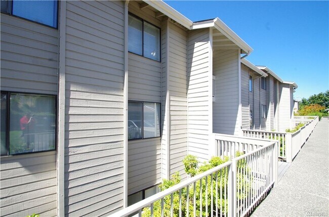 Building Photo - Beautiful 2 bedrooms 1.5 bath - Sunset Rid...