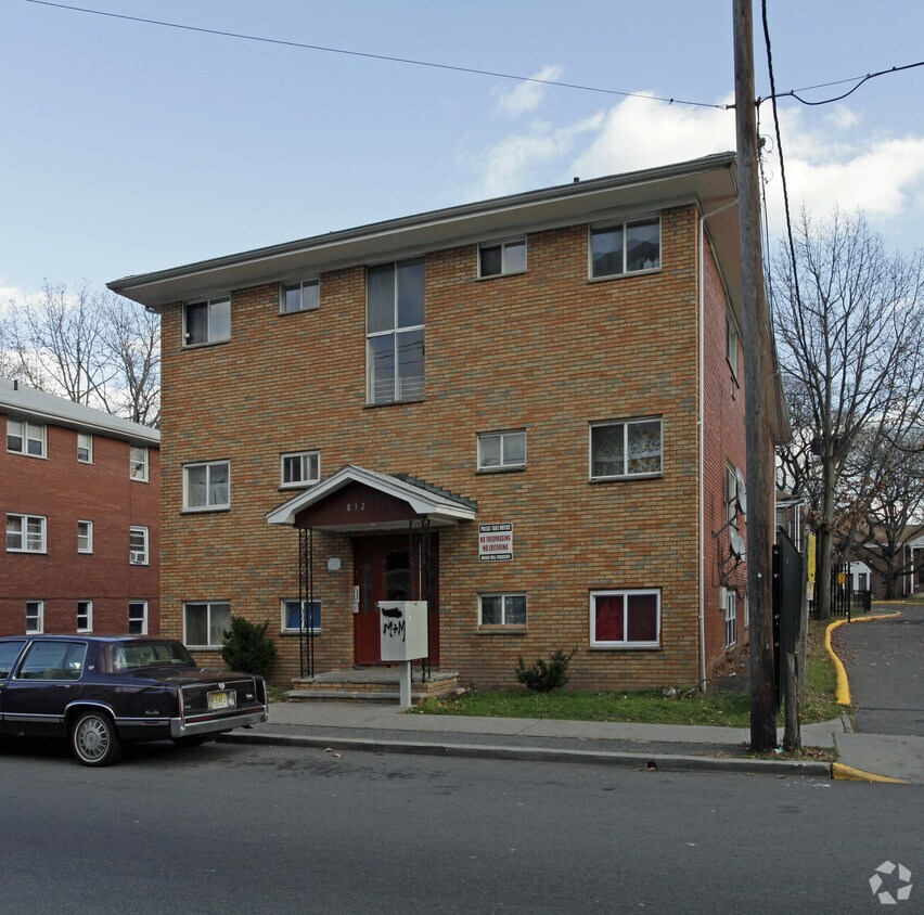 Building Photo - 832 Grove St