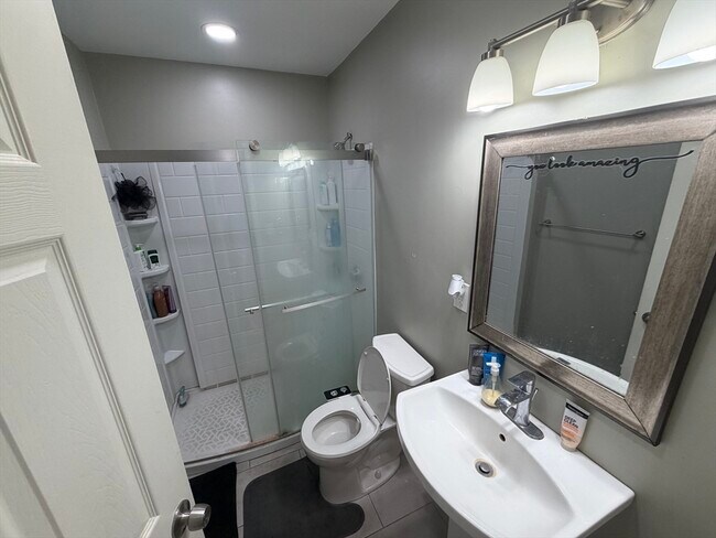 Foto del edificio - 301-305-305 Dudley St