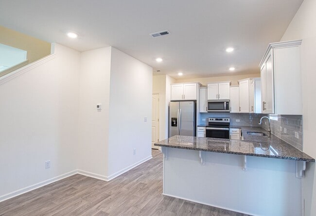 Building Photo - LOCATION! BEAUTIFUL 3BD/2.5BTH Townhome - Belmont - READY NOW