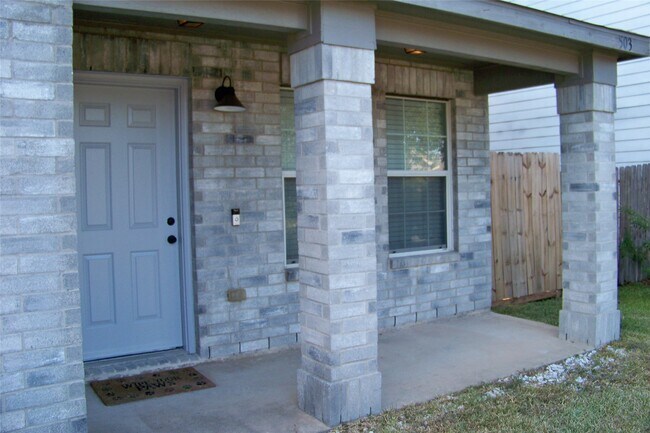 Building Photo - 503 Leaf Cluster Ct E