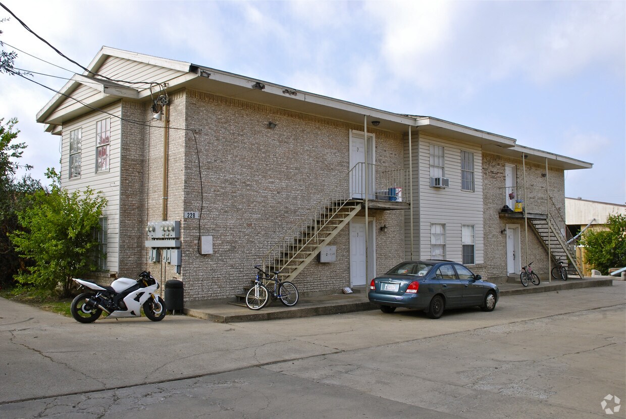 228 Avenue F, Denton, TX 76201 Apartments in Denton, TX