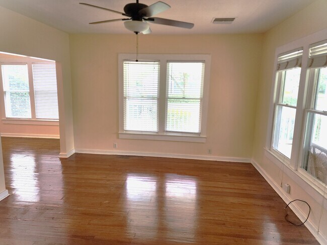 Foto del edificio - 1001 N Fern Creek Ave